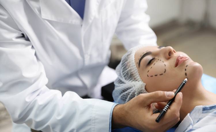 Żeby zapłacić za lifting, sprzedała dom. Żyje w samochodzie. Jak wygląda? [WIDEO]