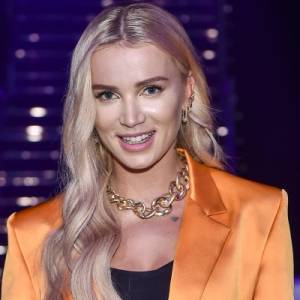 Julia Kuczyńska w zmysłowej pozie. Mocne wycięcie eksponuje długie nogi blogerki. "Mamuśka SZTOS"