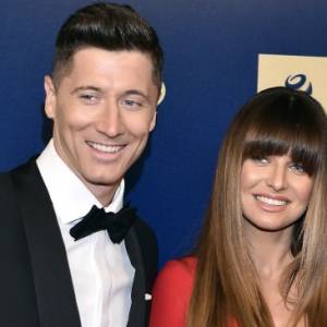 "Lewa" położyła się na Robercie. Tak Lewandowscy okazują sobie miłość! "Śliczne zdjęcie" [FOTO]