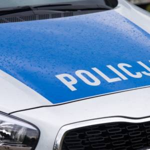 Znęcał się nad kundelkiem, kręcił nim "bączki" i bił. Mężczyzna usłyszał zarzuty