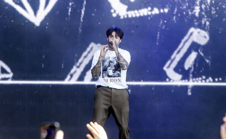 Quebonafide wyprzedaje szafę za grosze. Fani mogą kupić jego ubrania