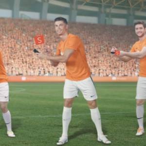 Cristiano Ronaldo robi furorę w sieci! Tańczący piłkarz pojawił się w absurdalnej reklamie [WIDEO]