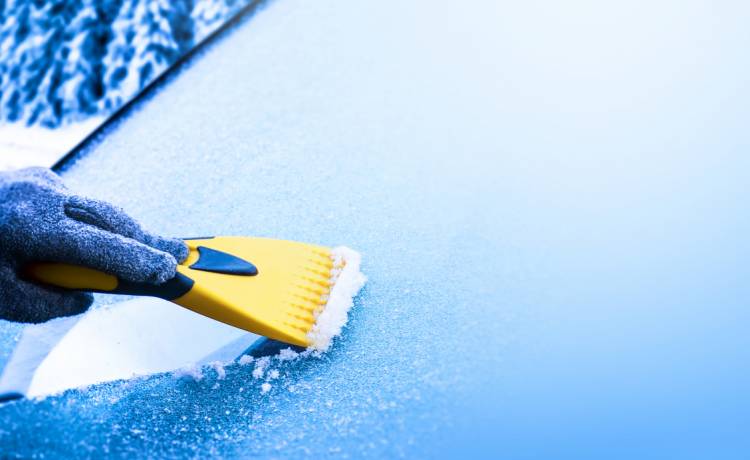 Kierowcy korzystają z tych 3 metod w zimie. Później muszą naprawiać samochód