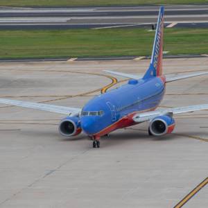 Co możesz znaleźć w schowku bagażowym w samolocie? Stewardessę! [WIDEO]