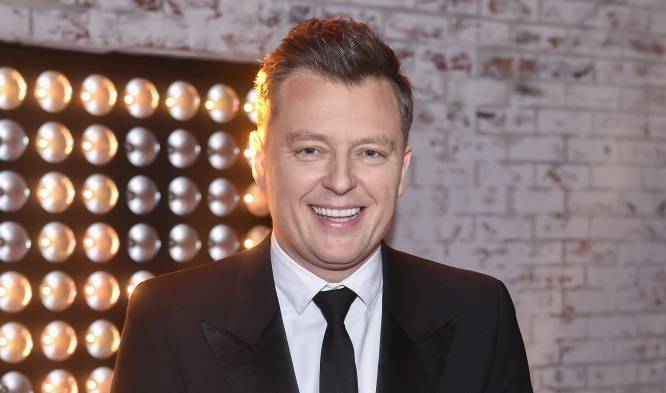 Rafał Brzozowski nie przypomina samego siebie. Fani są w szoku. Wokalista zaskoczył metamorfozą [ZDJĘCIA]