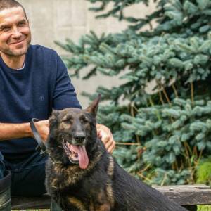 Marcin Dorociński odwiedza psi "Zakątek Weteranów". Aktor zachęca do wsparcia wyjątkowej inicjatywy                                                           