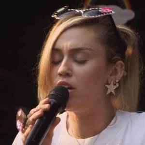 Miley Cyrus postawiła na ostre cięcie! Ostatnio pokazała się w nowej fryzurze