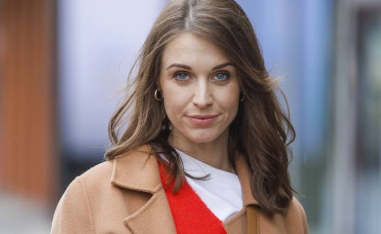 Julia Kamińska w prześwitującej kreacji. Koronkowa bielizna przyciąga wzrok. Tak wyszła na ulicę! [ZDJĘCIA]