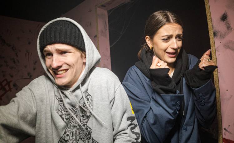 Z piskiem wybiegli z domu strachów! Coś poszło nie tak? 