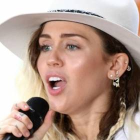 RMF Extra: Nachalny fan chciał pocałować Miley Cyrus! Nagranie z incydentu trafiło do sieci [WIDEO]