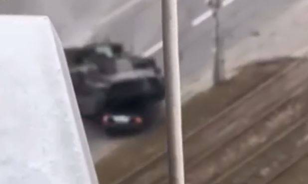 Rosyjski czołg przejeżdża samochód. Dramatyczne nagranie [FILM +18]