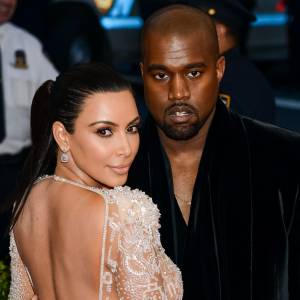 Kim Kardashian w sukni ślubnej podczas promocji płyty Kanye Westa! Rozwód odwołany?