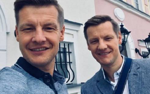 "M jak Miłość". Rafał Mroczek wspomina sceny sprzed lat i w zabawny sposób komentuje pocałunek w serialu [WIDEO]