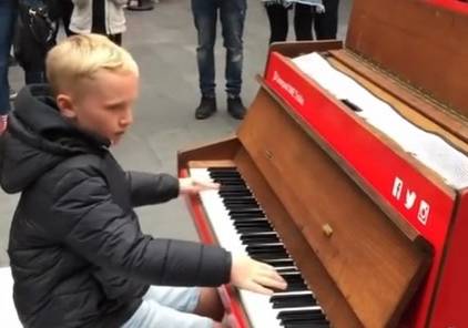 Internauci oszaleli na punkcie tego występu! Są zszokowani talentem chłopca: "To niemożliwe" [WIDEO]