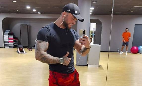 Chris z "Hotelu Paradise" opublikował romantyczny kadr z nową partnerką! "Idealni dla siebie"