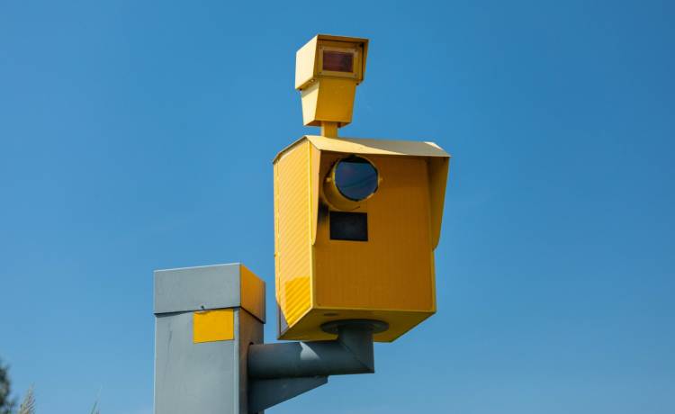 Kierowcy drżą, gdy przejeżdżają w tym miejscu. Ten fotoradar jest niezwykle skuteczny