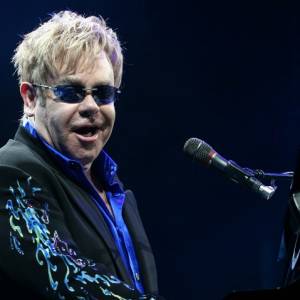 Mąż Eltona Johna pokazał ich synów! Mali dżentelmeni poszli do szkoły: "Urocze mundurki"  