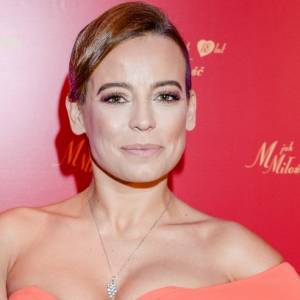 Anna Mucha podgrzewa atmosferę! Aktorka pozuje w czerwieni. Fani: "Ślicznotka" [ZDJĘCIE]