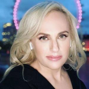 Rebel Wilson jak morska bogini. Kusi wyglądem i spojrzeniem kolejnych żeglarzy „Zapierająca dech!” [ZDJĘCIA]   