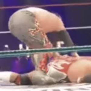 Kibice myśleli, że to element show. Wrestler zmarł na ringu