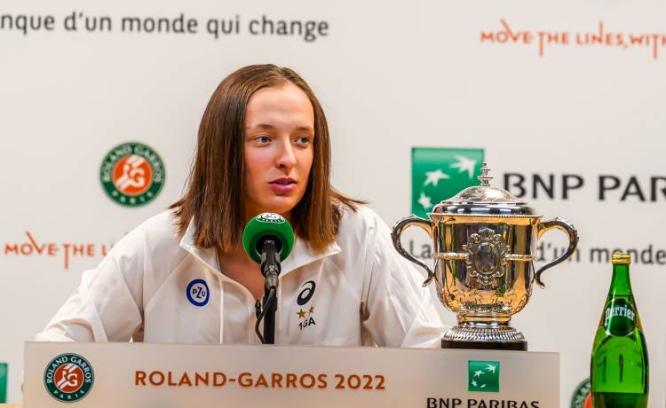 Iga Świątek zrobiła z trofeum French Open... naczynie na tiramisu! [FOTO]