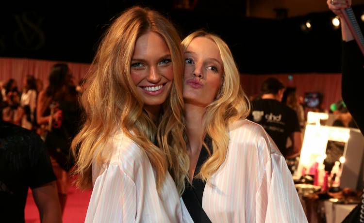 Aniołek Victoria's Secret w ciąży! Modelka pochwaliła się ciążowym brzuszkiem!