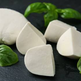 Ma najmniej kalorii i niski indeks glikemiczny. Najlepszy ser dla cukrzyka