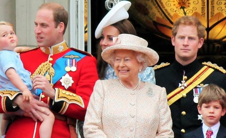 Przebrali ją na Halloween za Elźbietę II. Nie spodziewali się, że dostaną list od królowej! [FOTO]