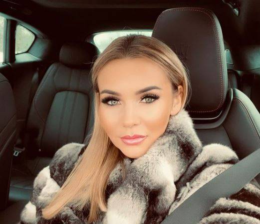 Monika Chwajoł odważnie odsłania głęboki dekolt. Gwiazda programu TTV kusi w sieci [FOTO]