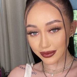  Noah Cyrus w siateczkowym stroju, który niewiele zasłania! Młodsza siostra Miley na odważnym kadrze [ZDJĘCIE]                     