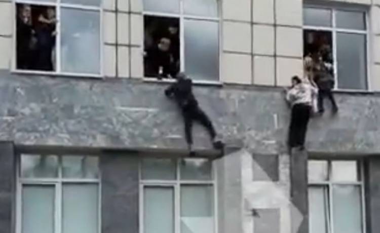 Strzelanina na uczelni. Studenci w popłochu wyskakiwali z budynku [WIDEO]