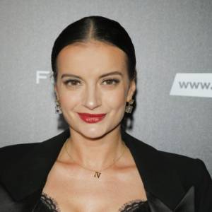 Natalia Janoszek nie reaguje na oskarżenia Stanowskiego. Pokazała kolejną statuetkę dla "Ikony Bollywood" [FOTO]