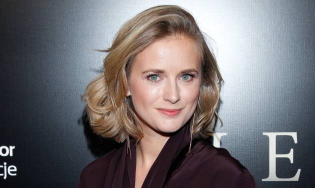 Marta Chodorowska zasłania nagie piersi książką. Tak gwiazda "Rancza" pozowała bez stanika [ZDJĘCIE]