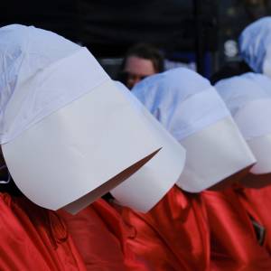 "Opowieść podręcznej" zakończy się na 6. sezonie. Gwiazda serialu wyreżyseruje wielki finał