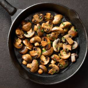 Zapomnij o gumowatych pieczarkach. Dodaj ten składnik, a będą chrupiące