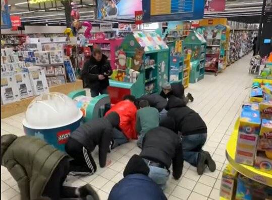 Nie powtarzaj tego trendu z TikToka! Prawnik wyjaśnił, jakie mogą być konsekwencje 