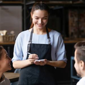 Jak wysoki powinien być napiwek? W niektórych krajach lepiej go nie dawać