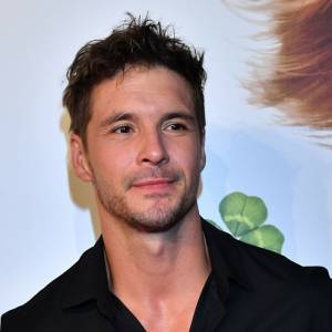 Mikołaj Roznerski przytulony do zagadkowej blondynki. Gwiazdor "M jak miłość" podkręca atmosferę w sieci [ZDJĘCIA]