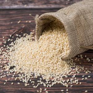 Wpływa na włosy i kości. Poznaj niezwykłe właściwości sezamu