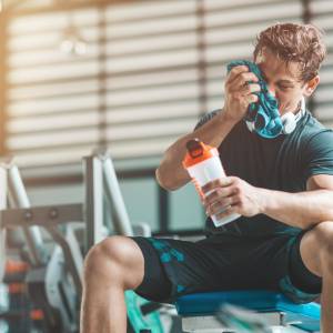 Ulubiony napój bywalców siłowni niszczy regenerację. Naukowcy ostrzegają