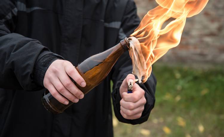 41-latek próbował podpalić restaurację? Rzucił w pracownika koktajlem Mołotowa!