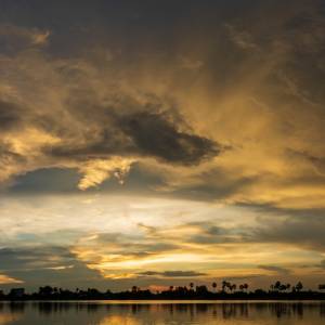 Chmura dwutlenku siarki unosi się nad Polską. Skąd się wzięła?