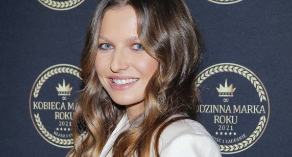 Anna Lewandowska w bikini. Na piaszczystej plaży pozowała niczym profesjonalna modelka! [ZDJĘCIE]              