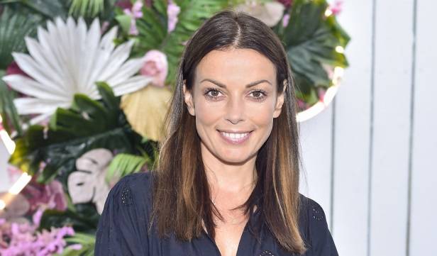 Katarzyna Glinka prezentuje ociekające wodą ciało na tle wodospadu. Aktorka powróciła pamięcią na Bali! "Cudowne zdjęcie"