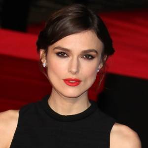 Keira Knightley topless w koronkowych rękawiczkach. Zmysłowy kadr niewiele pozostawia wyobraźni! [FOTO]