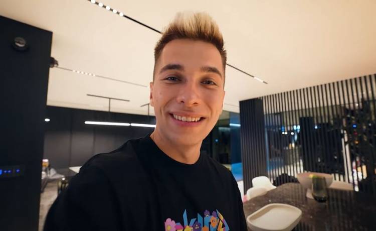 Maturzysta powołał się na filmy Friza. Później błagał o pomoc. Youtuber zareagował