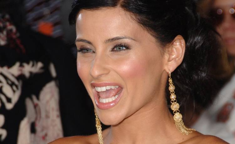 Sukienka Nelly Furtado w zasadzie nie miała tyłu. Za zbyt nachalną nagość na piosenkarkę spadły gromy [FOTO]