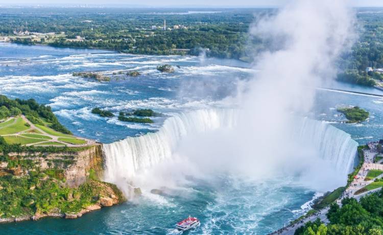 Niagara w polskich barwach narodowych. Niezwykłe relacje trafiły do sieci [WIDEO]