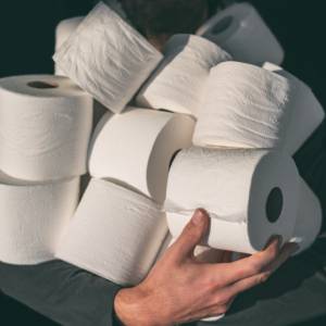 Jednorazowe maseczki możesz zrobić z... papieru toaletowego. Zobacz instruktaż!