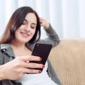 3 mity o ładowaniu telefonu, w które wciąż wierzymy